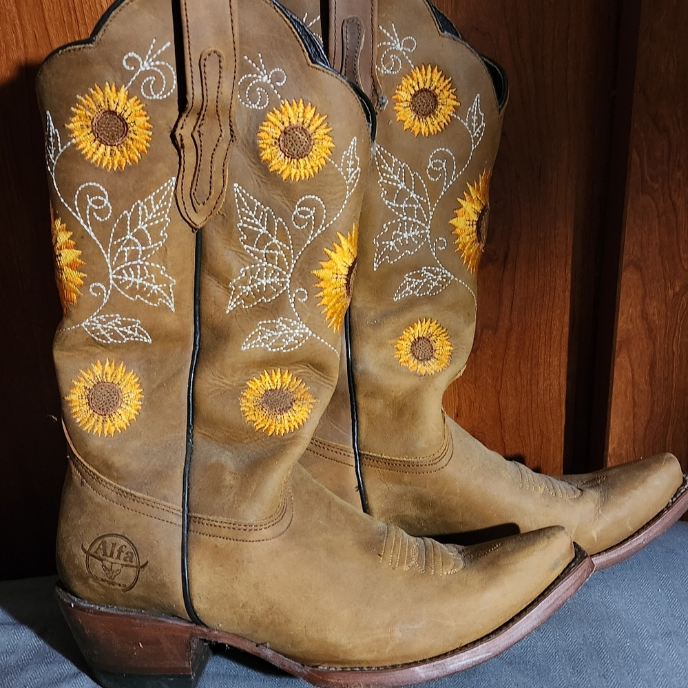 Womens size 10 sunflower cowgirl boots